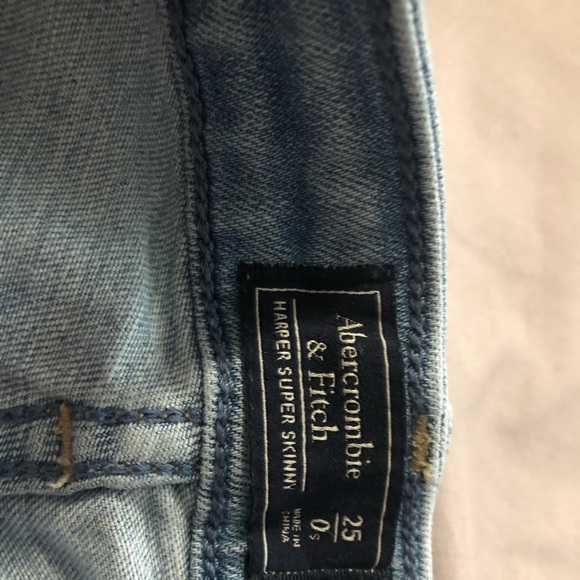 Light wash ripped jeans - Picture 5 of 7